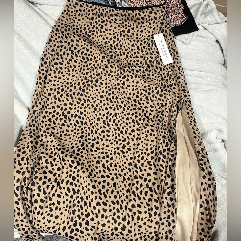Cheetah print skirt with a side cut